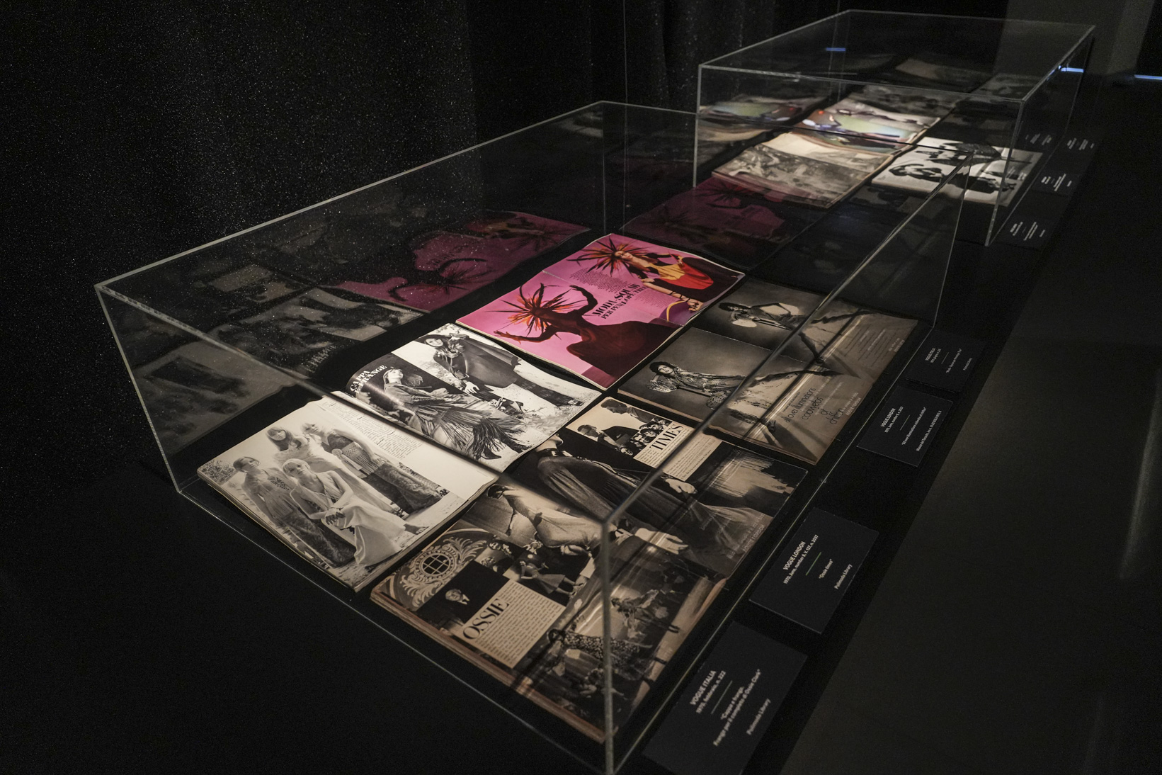 Ossie Clark, dalla biblioteca del Polimoda al Museo del Tessuto